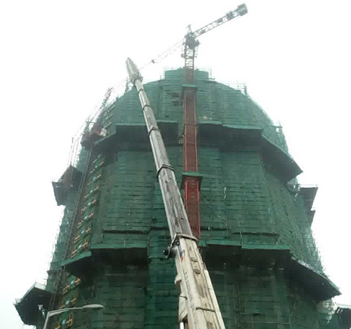 新建吊车在工地上作业