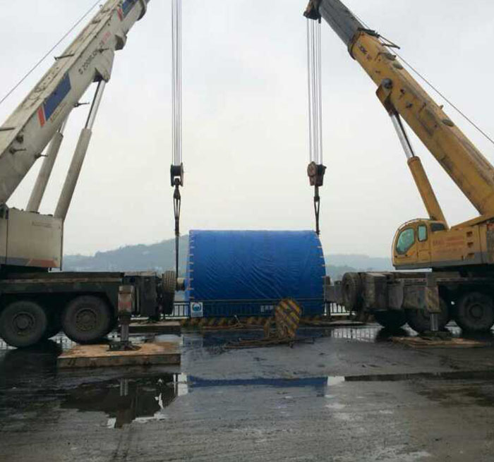 新建吊车正在作业中